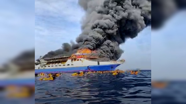 Kebakaran kapal Barcelona membuat penumpang melompat ke laut. [Istimewa]